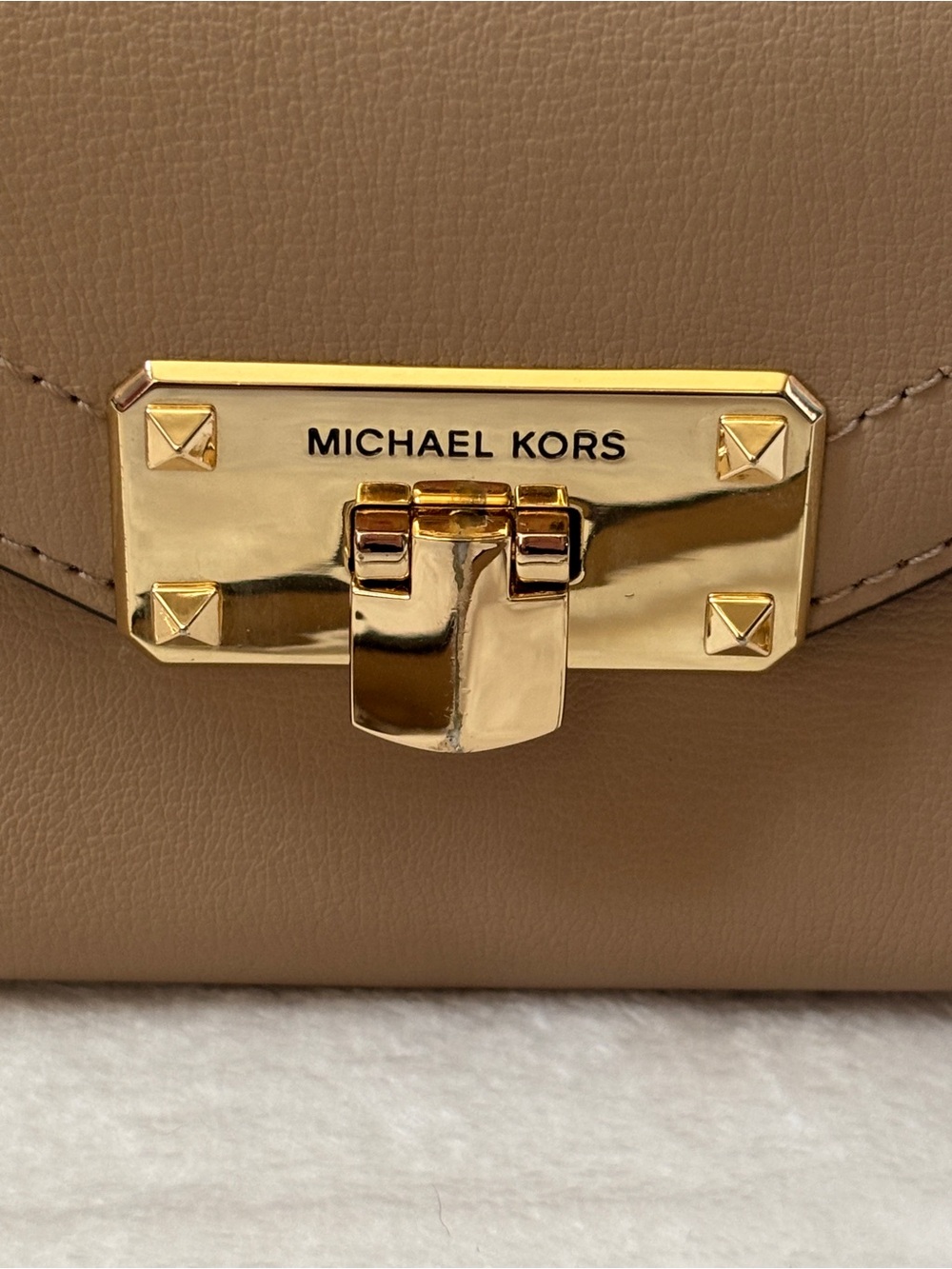 Michael Kors Kinsley Nude Beige Crossbody Clutch Gold Chain Bag - Picture 2 of 10